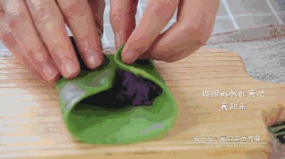 果蔬班戟,紫薯泥放菠菜饼皮中间,按照班戟的裹法,裹起来。