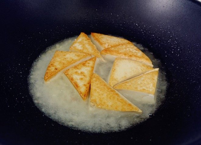 蒜香煎豆腐,蒜泥炒出香味后,加半碗<a style='color:red;display:inline-block;' href='/shicai/ 156925'>水</a>
