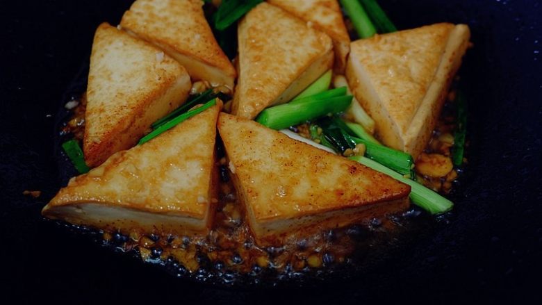 蒜香煎豆腐,加入青蒜,加盖3---5分钟,烧至汤汁黏稠