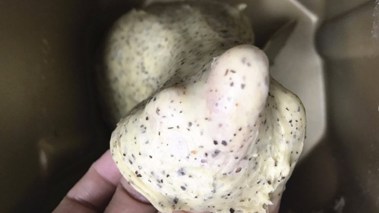 伯爵红茶奶酥面包,材料中除黄油外所有材料(包括红茶末)放入面包桶中揉至能拉出厚膜状态后加入黄油,继续揉面至完全阶段。注意放入材料时盐不要接触到<a style='color:red;display:inline-block;' href='/shicai/ 731'>酵母</a>。