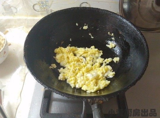 双色剪刀面,炒锅中加油将鸡蛋炒熟,盛出备用。