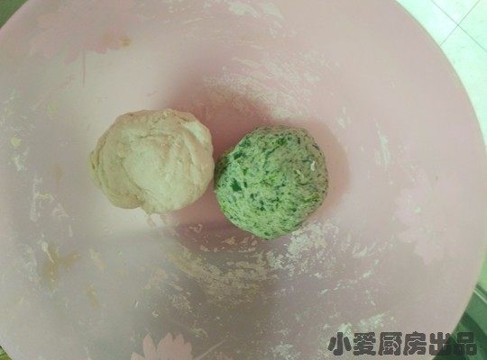 双色剪刀面,再活一块白面,放到一边醒至。