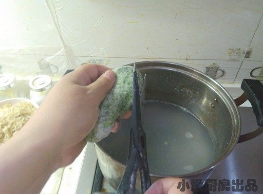 双色剪刀面,同样一手拿面团,一手拿剪子转着圈将面一条条地剪入煮锅里煮制。