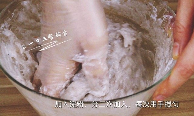 宝宝版鲜嫩虾丸,再次用手劲顺时针搅拌3分钟。
🌻小贴士：这里搅拌是为了丸子具有弹性。Q弹Q弹哦。