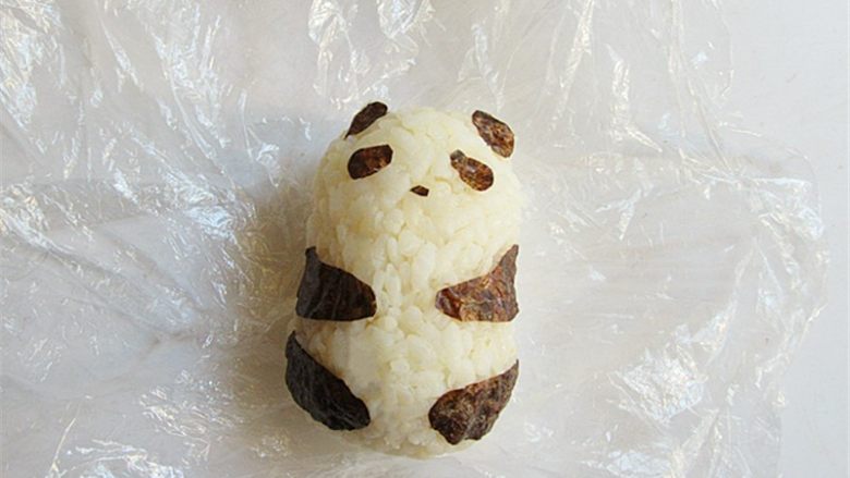 熊猫趣味早餐饼,将剪好的海苔贴在米饭团上,变成一只可爱的熊猫