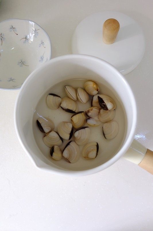 沙白芥菜汤,等煞白微微张口后,捞出沙白,用冷水冲洗