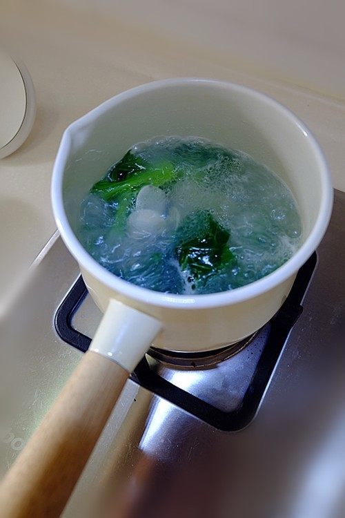 沙白芥菜汤,倒入芥菜,等芥菜煮熟,加少许油盐调味(可用芝麻油),再加一点点胡椒粉