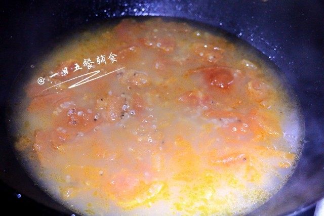 藜麦青菜番茄汤,炒一分钟后，加入刚刚好漫过番茄的水，和泡好的藜麦一起煮。