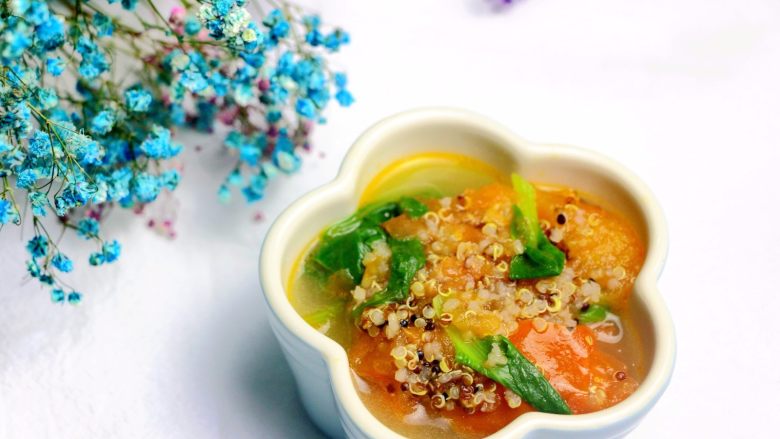 藜麦青菜番茄汤,🌻小贴士：
1、藜麦不含麸质，是麸质过敏宝宝的最爱。
2、藜麦含有人体自身不能合成的全部9种必需氨基酸！这是件很不可思议的事情。