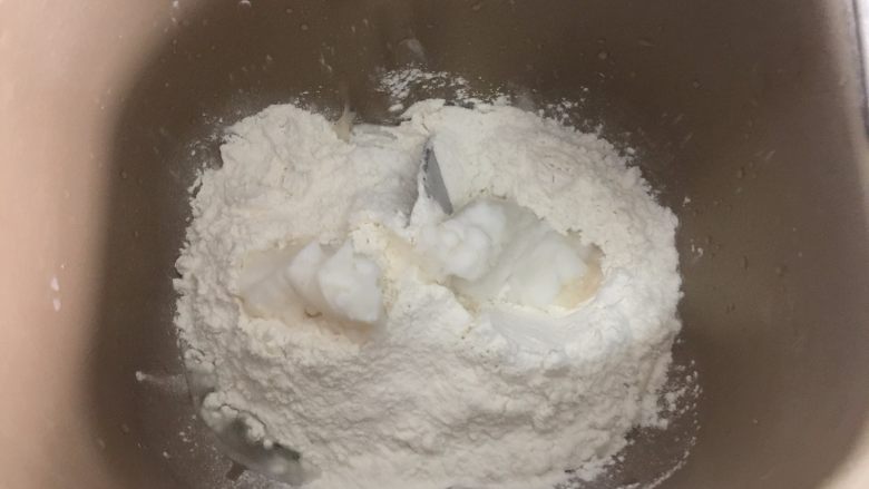 板栗酥饼,制作水油皮:将主料里的中粉 、糖、猪油、水放入面包机桶里