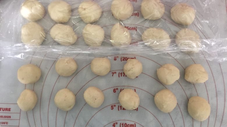板栗酥饼,取出松弛好的水油皮和油酥,分别分成12等份,每次都要盖好保鲜膜