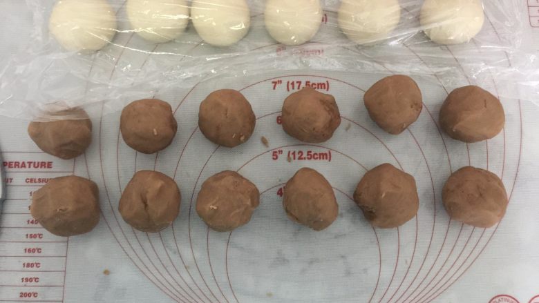 板栗酥饼,期间把板栗馅搓成每个30克的小团盖上保鲜膜备用