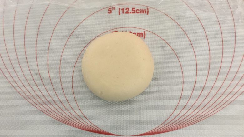 板栗酥饼,用手压压扁,再用虎口弄弄圆