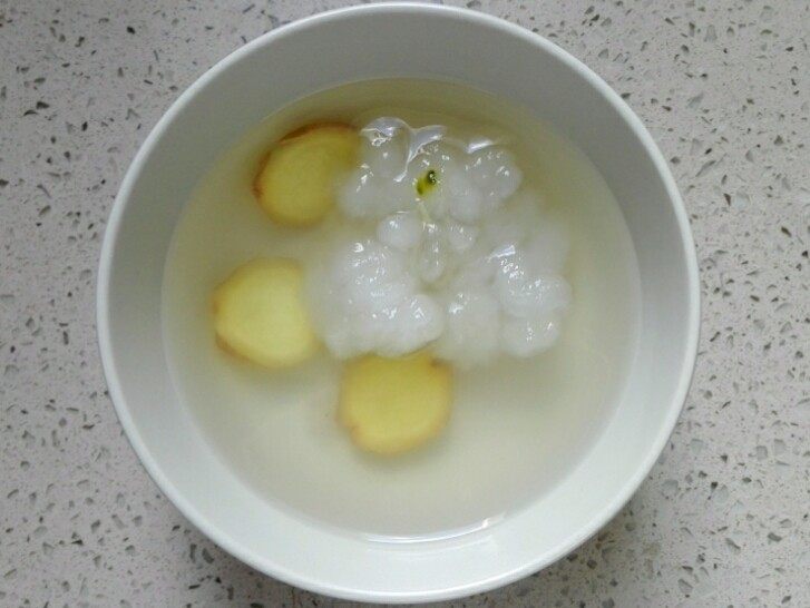 木瓜炖雪蛤,2. 泡开后放几片姜片,