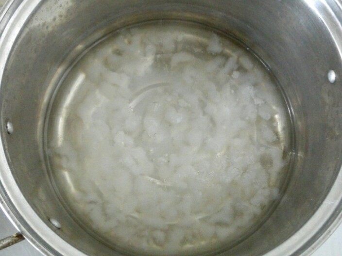 木瓜炖雪蛤,5. 小锅内加入清水,炖20多分钟