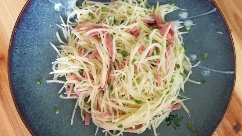 土豆丝饼,将三种食材混在一起拌匀,放一点点淀粉(土豆本身就有淀粉,少加一点,或者不加也可以),调入盐,鸡精。