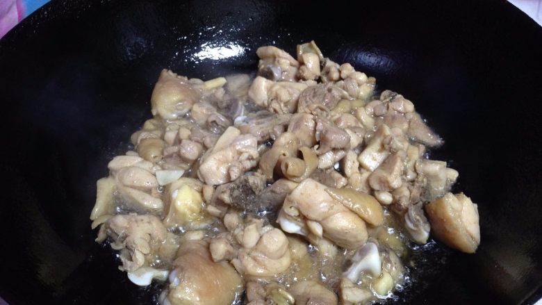 麻辣仔鸡,锅内倒入菜籽油烧至五成热倒入鸡块(油的量要比平时炒菜多一点)