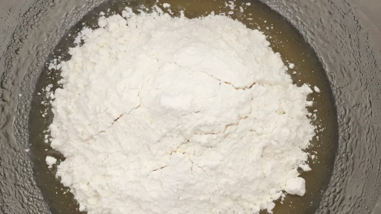 广式枣泥月饼,倒入月饼预拌粉;