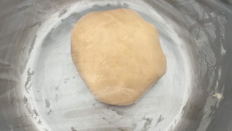 广式枣泥月饼,揉成一个光滑的面团,盖上保鲜膜静置半小时,然后将<a style='color:red;display:inline-block;' href='/shicai/ 125969'>枣泥馅</a>搓成35g一个的圆球;
