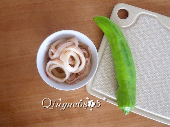 #家常菜大比拼#尖椒炒鱿鱼圈,准备食材