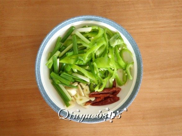 #家常菜大比拼#尖椒炒鱿鱼圈,尖椒斜切；葱切段蒜切片备用