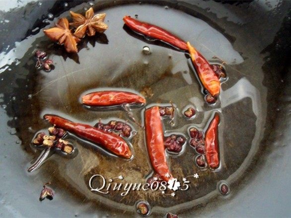 #家常菜大比拼#尖椒炒鱿鱼圈,油热，放入花椒、大料、尖红椒爆香。