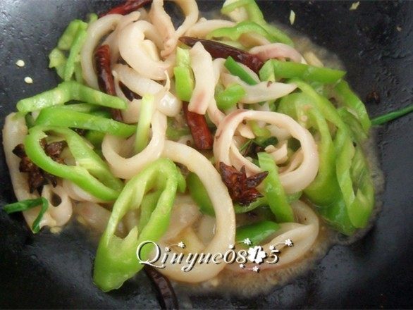 #家常菜大比拼#尖椒炒鱿鱼圈,勾薄芡，出锅前撒上胡椒粉即可