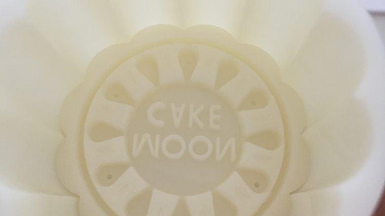 广式枣泥月饼,放入自己喜欢的花片;