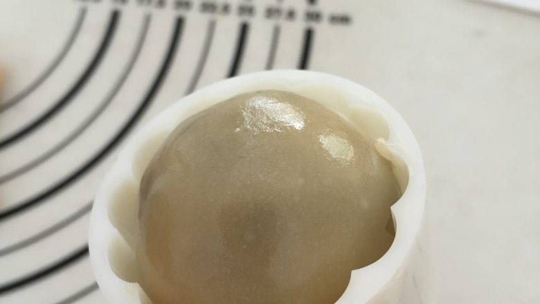 广式枣泥月饼,放入包好内馅的面团,用手轻轻压实;