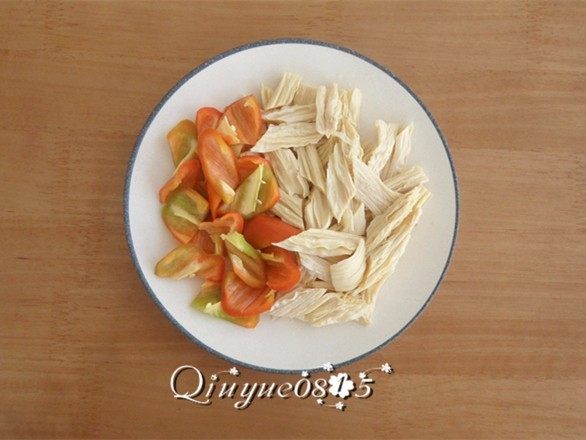 腐竹炒木耳 ,腐竹斜切成段；<a style='color:red;display:inline-block;' href='/shicai/ 8778'>尖椒</a>切滚刀块