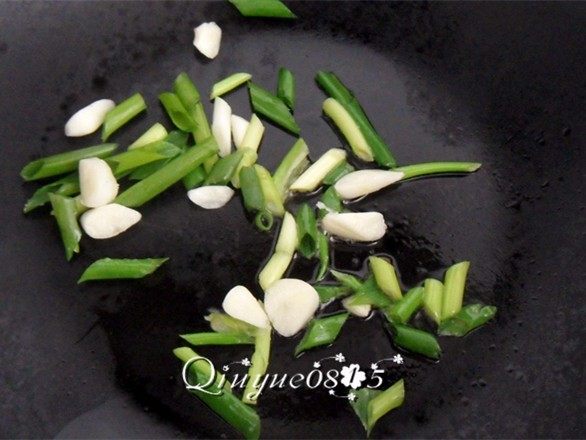 腐竹炒木耳 ,爆香葱、姜、蒜、花椒