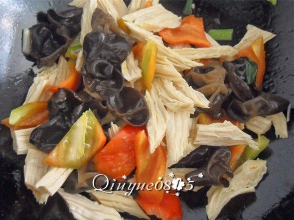 腐竹炒木耳 ,放入木耳炒