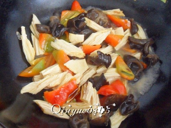 腐竹炒木耳 ,调入盐、生抽，可倒入一点水焖炒，出锅前调入醋和香油