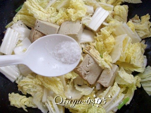 素鸡娃娃菜,调入盐翻炒