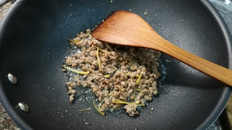 腌酸豆角懒人法,放入肉末,炒至变色。