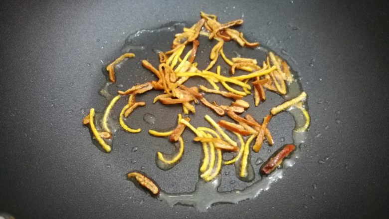#家常菜大比拼#陈皮炒年糕,锅里放少许油,放入两皮炒出香味。