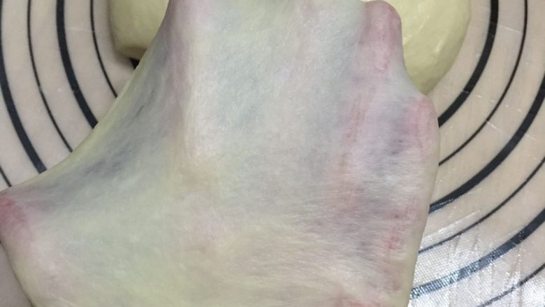 果仁吐司 直接法,揉好的面团到了扩展阶段非常有弹性,手套膜清晰