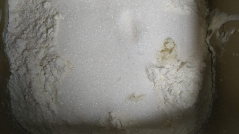 香葱手撕肉松面包,中种剪成小块,放入面包桶中,加入主面团中除黄油外的所有材料,运行一个揉面程序
