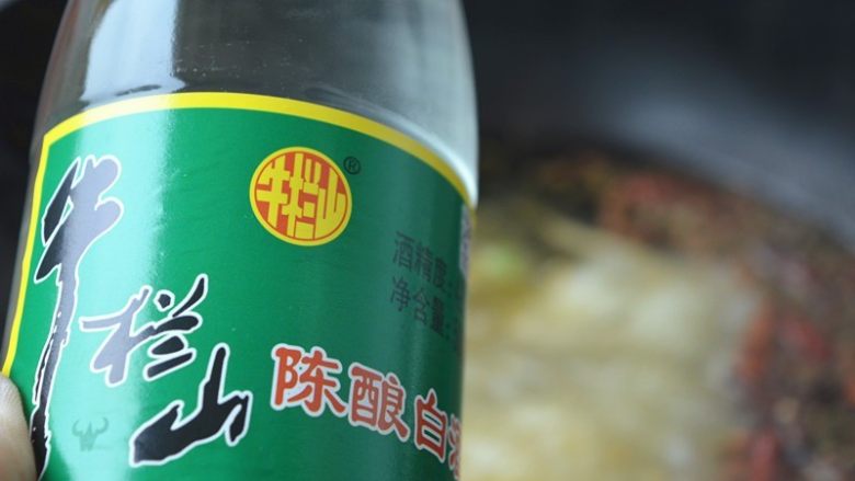 生腌蟹钳,倒入二锅头高度酒烧开后,晾凉备用