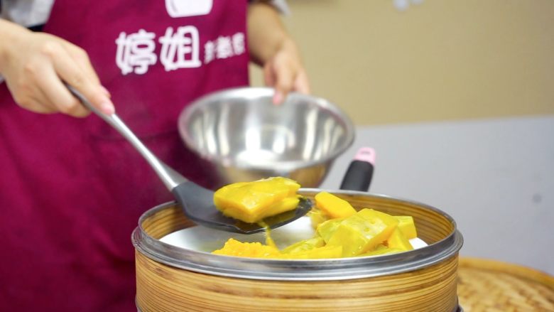 不煎不炸,健康养颜的美味——跨界南瓜饼,取出蒸好的南瓜(蒸出来的水可以不要,如果留了水,适量增加粉类的用量)
