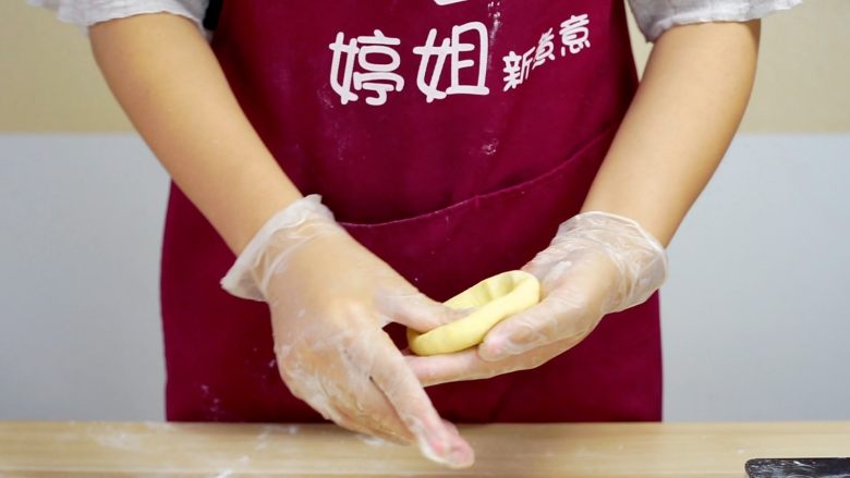 不煎不炸,健康养颜的美味——跨界南瓜饼,把剂子按扁成斗的形状