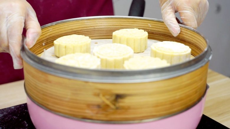 不煎不炸,健康养颜的美味——跨界南瓜饼,逐个做好后,放入蒸笼,大火蒸10-12分钟