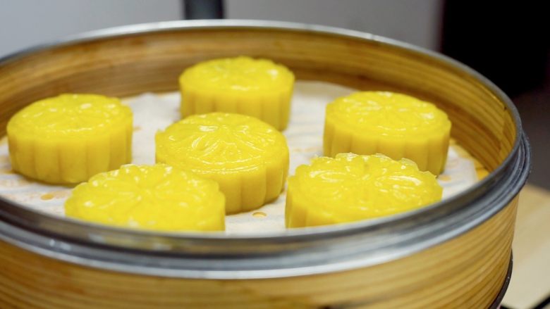 不煎不炸,健康养颜的美味——跨界南瓜饼,蒸好的南瓜饼晶莹剔透。