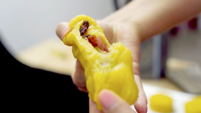 不煎不炸,健康养颜的美味——跨界南瓜饼,用木糖醇代糖,包入蔓越莓,吃起来更加健康了!