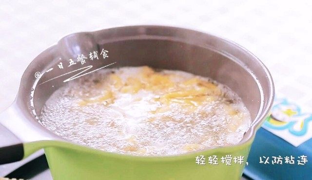 番茄手挤面,挤完后，转成中小火，轻轻用筷子搅拌，以防粘连。