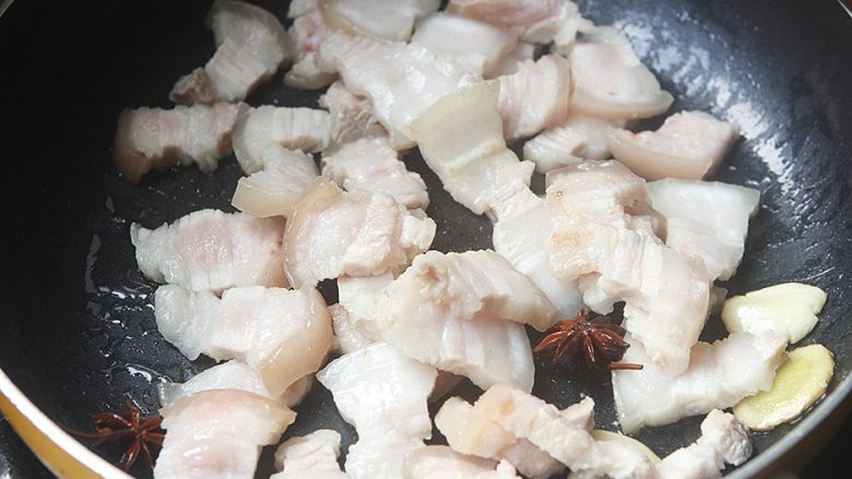 豆角焖肉,五花肉倒入锅内煸炒出油，炒到稍微变黄；