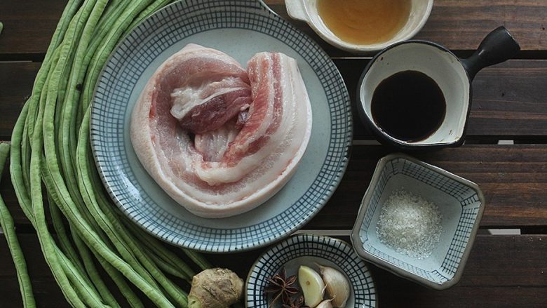 豆角焖肉,准备好材料；