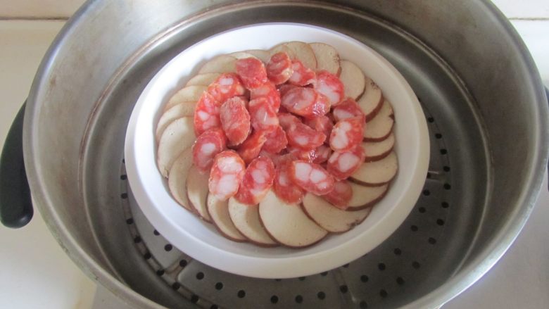 香肠蒸素鸡,放入锅中蒸;