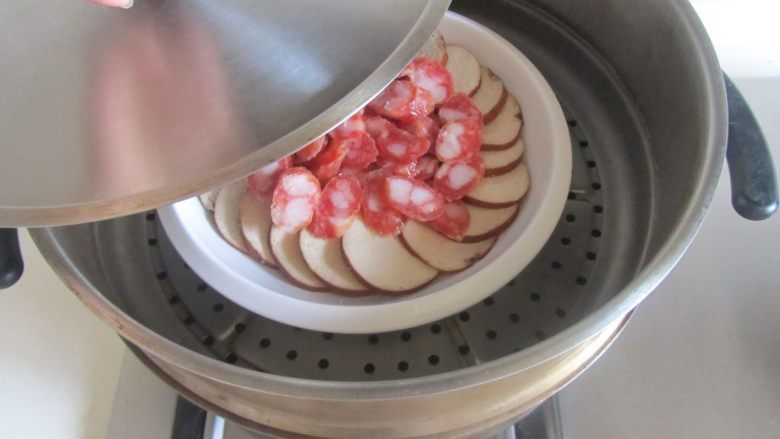 香肠蒸素鸡,大火蒸上10分钟,出锅后表面撒上<a style='color:red;display:inline-block;' href='/shicai/ 157'>小葱</a>末即可。
