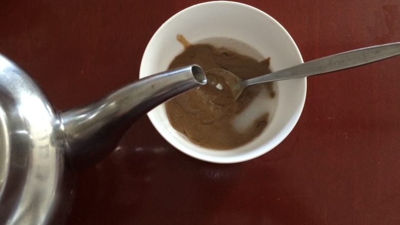 麻酱面,麻酱用开水稀释,水要分次加入